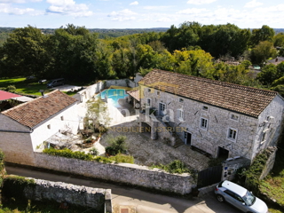 Čudovita posest z dvema kamnitima hišama in bazenom